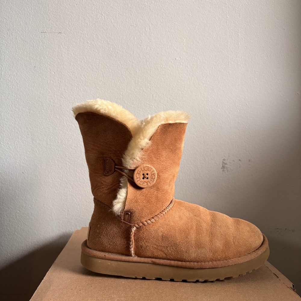 UGG womens Bailey Button II Chestnut Shearling lined- Size US 7